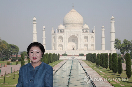 김정숙 여사가 2018년 11월 7일 당시 영부인 자격으로 인도 타지마할을 방문해 기념 촬영을 하고 있다. 연합뉴스